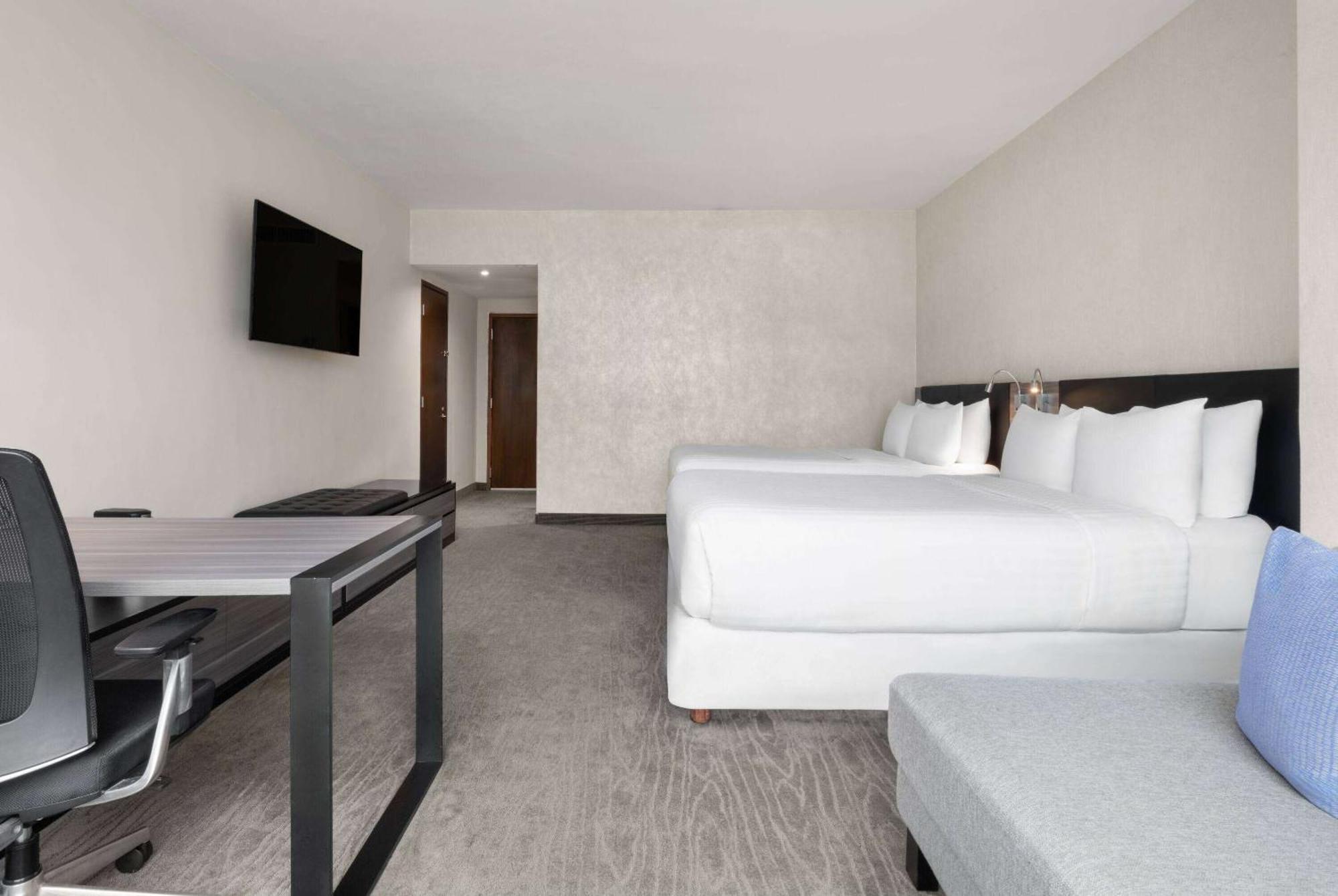 Wyndham Ambassador Centro Hotel 4*